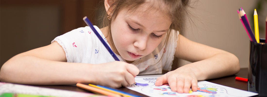 vorschule Mädchen arbeitet konzentriert an einer Aufgabe