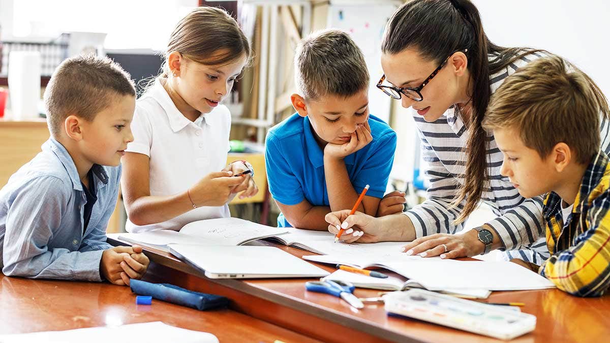 Schulstart mit neuem Schulbuch Schulstart mit neuem Schulbuch