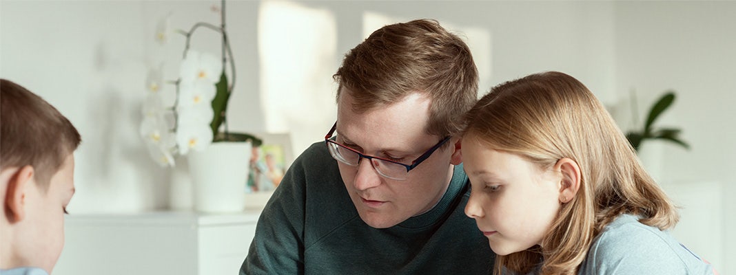 Lerncafe_desktop Vater lernt mit Kindern