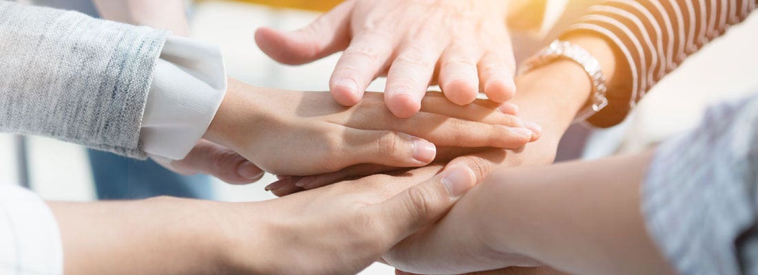 Soziale Verantwortung Hände, die zusammengehalten werden